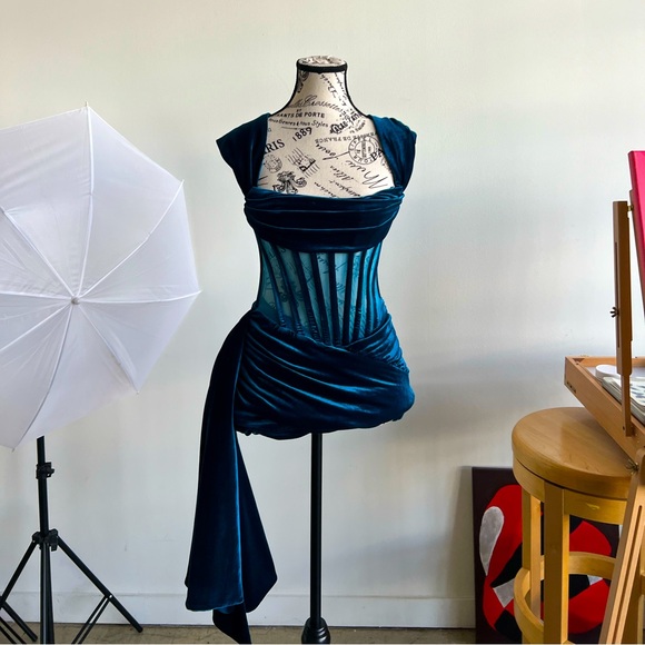 This cute princess like dress is from Miss Circle! Absolutely love the color!!! - Picture 1 of 6